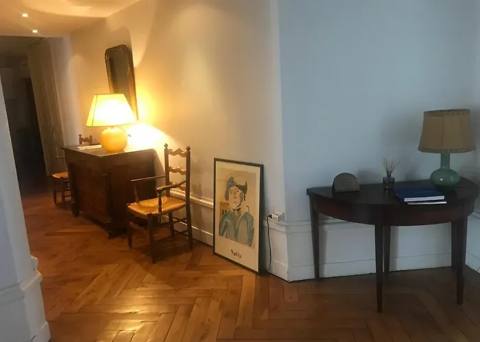 Berges Du Rhone/ Avec Balcon Bed and breakfast