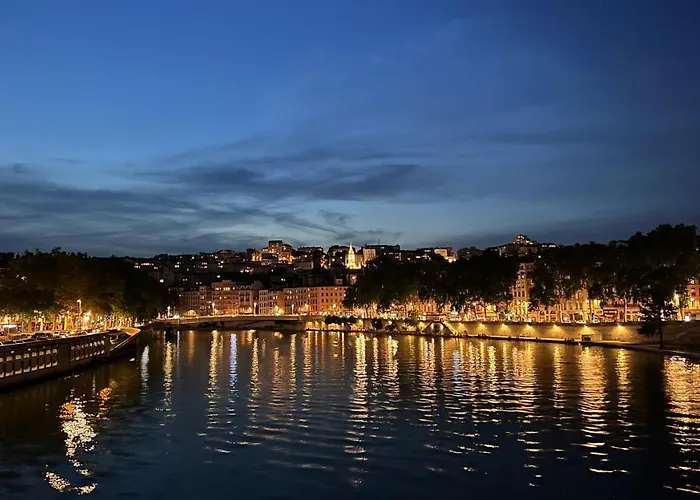 Berges Du Rhone/ Avec Balcon Bed and breakfast